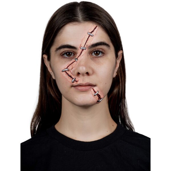 25823_Stapled Woman (1) Stapled Woman | Aplicación de Látex con Efecto de Grapas para Halloween y Maquillaje de Horror