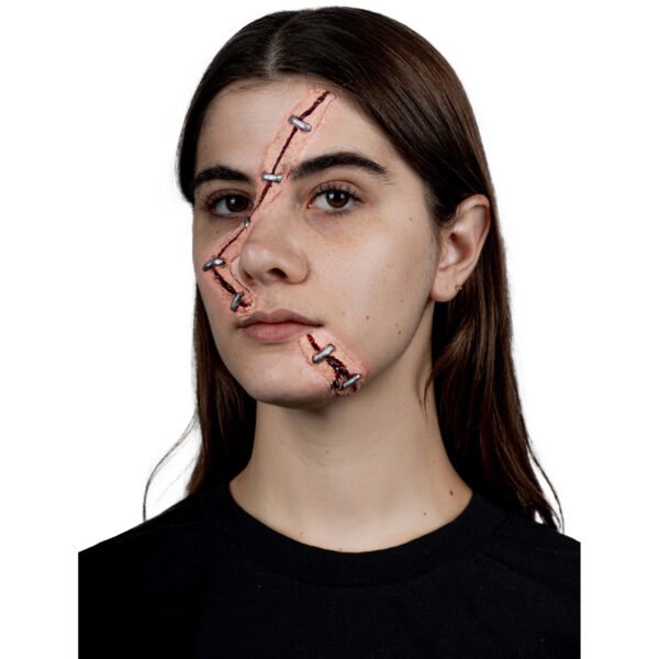 25823_Stapled Woman (2) Stapled Woman | Aplicación de Látex con Efecto de Grapas para Halloween y Maquillaje de Horror
