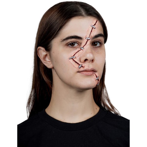 25823_Stapled Woman (3) Stapled Woman | Aplicación de Látex con Efecto de Grapas para Halloween y Maquillaje de Horror
