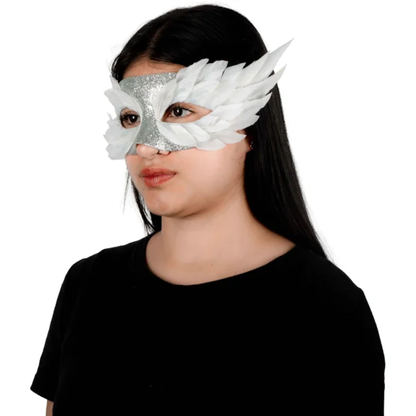 Antifaz Plateado con Plumas