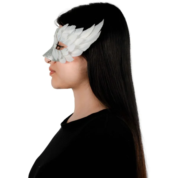 Antifaz Plateado con Plumas