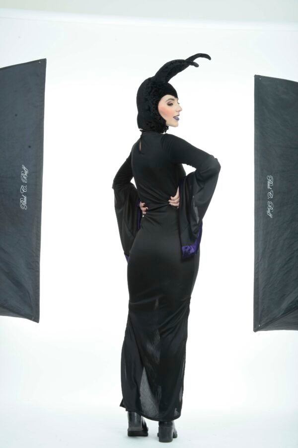 82020_82021_Bewitch (39) Disfraz Bewitch – Vestido Largo Negro de Villana con Tocado de Cuernos y Bastón